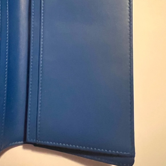 AUTHENTIC CHANEL YEN WALLET PATENT LEATHER LAMBSKIN W/ SILVER HARDWARE & DUSTBAG - Picture 4 of 11